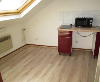 Location Appartement  pièce Reims (51100) - 3 rue Macquart (3ème étage droit sur cour)